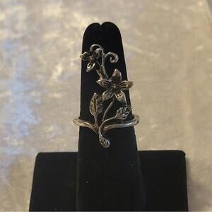 Pretty Silver Tone Flower Ring / Size 6.25